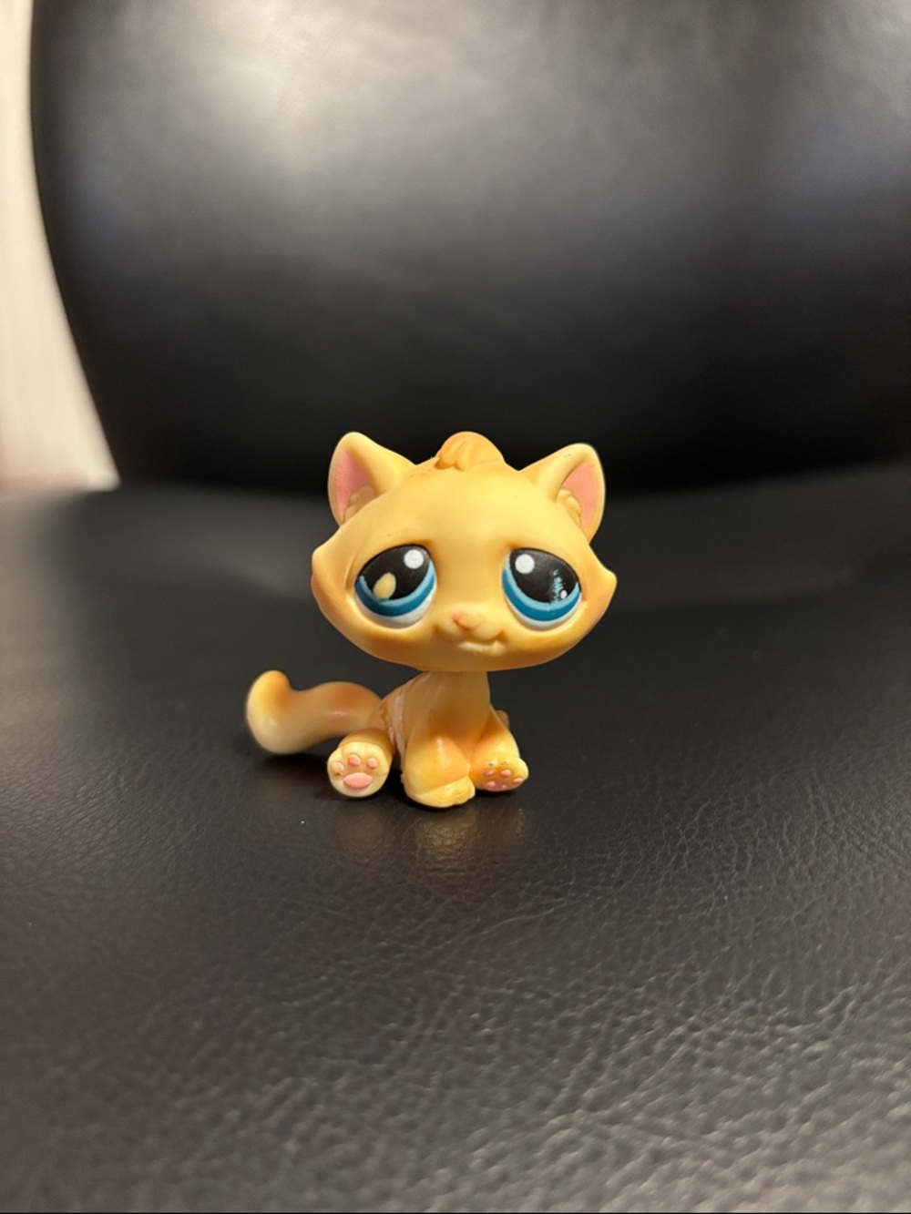 Littlest Pet Shop LPS Sitting Cat #122 Hasbro 2005